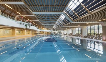 Hallenbecken mit Felseninsel