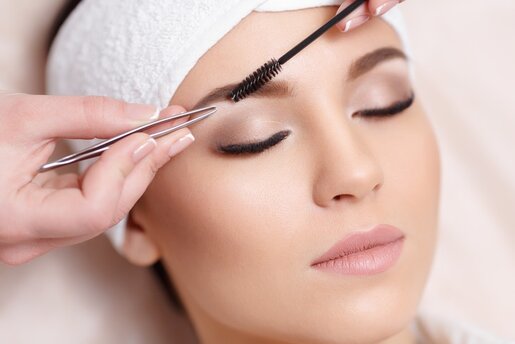 Rund um Augenbrauen und Wimpern